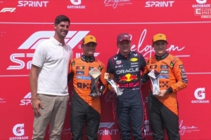 特别嘉宾！库尔图瓦出席F1比利时大奖赛，与冲刺赛领奖台车手合影