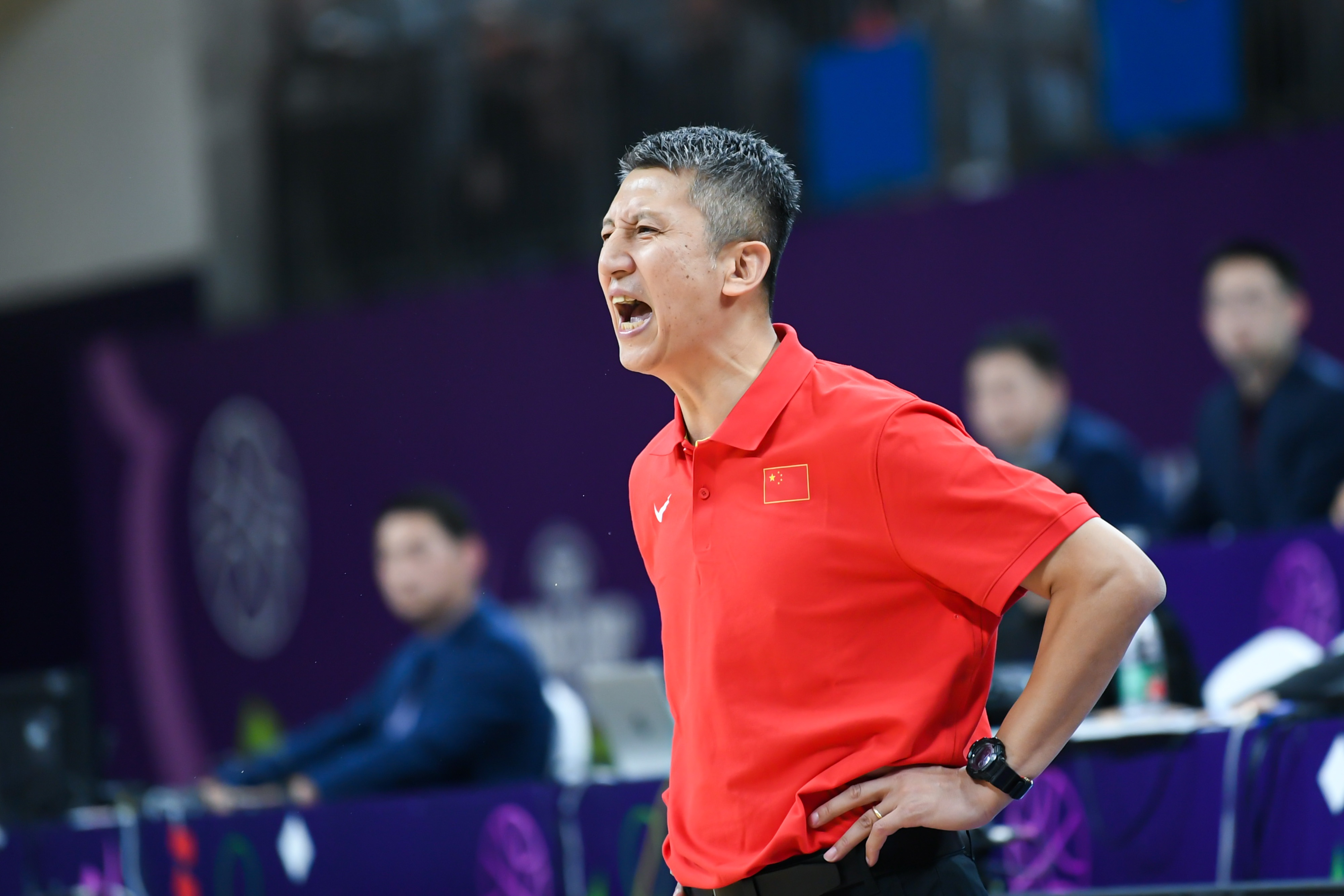 齐鲁晚报：饱含信任与担当，郭士强才是中国男篮的“绝对核心”