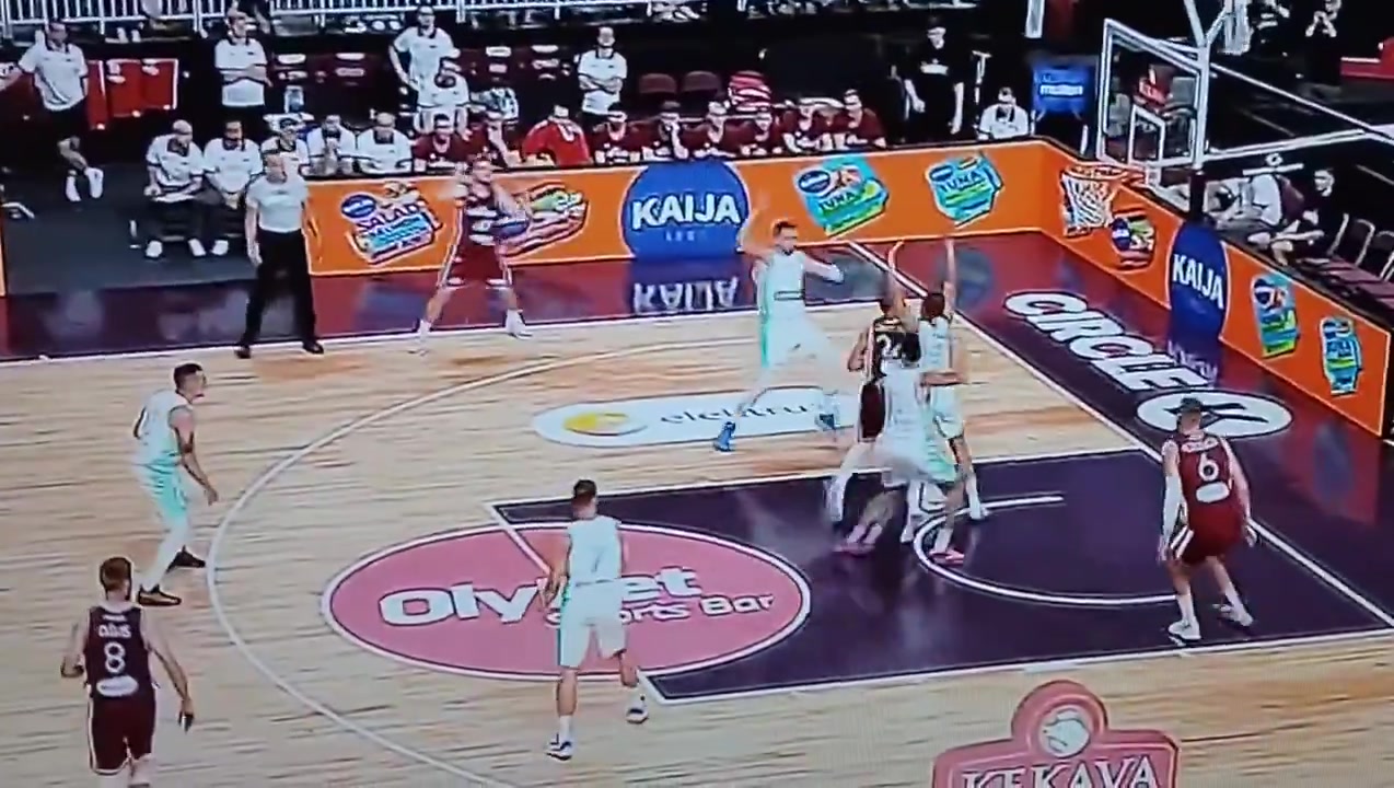 东契奇展现顶级防守实力 协防转单防干净利落送火锅