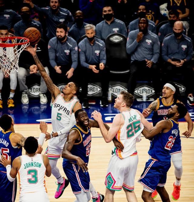 kaiyun-连续攻陷魔鬼主场!年轻马刺越战越勇重燃赛季希望